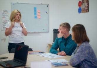 Більше ніж навчання: розмовні курси англійської для дорослих у Києві в середовищі однодумців